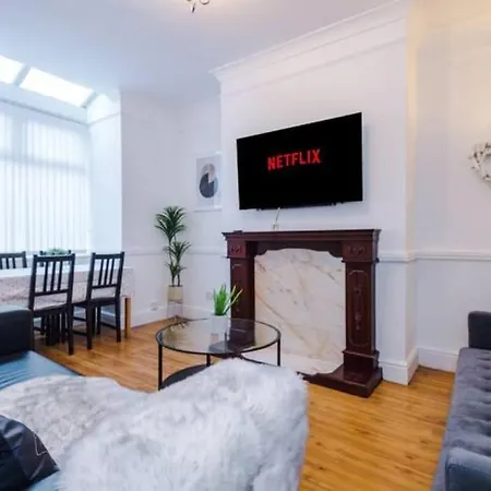 Spacious 4-Bed House Manchester Exterior photo