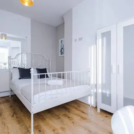 Spacious 4-Bed House Manchester Exterior photo