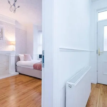 Spacious 4-Bed House Manchester Exterior photo