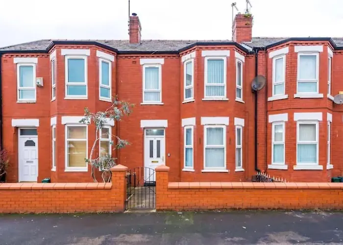 Spacious 4-Bed House Manchester