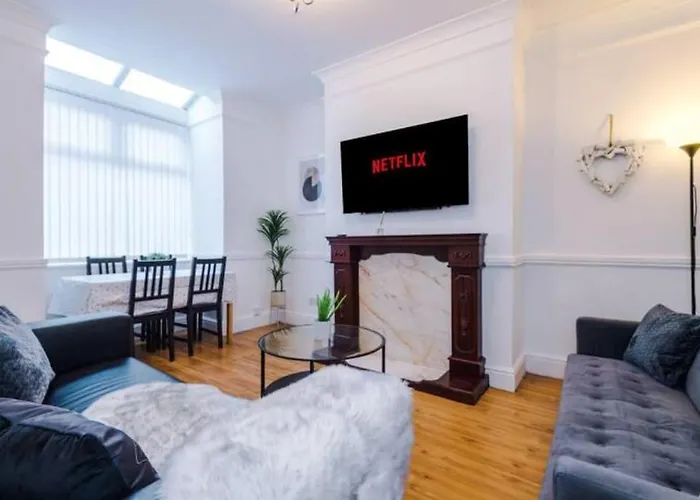 Spacious 4-Bed House Manchester