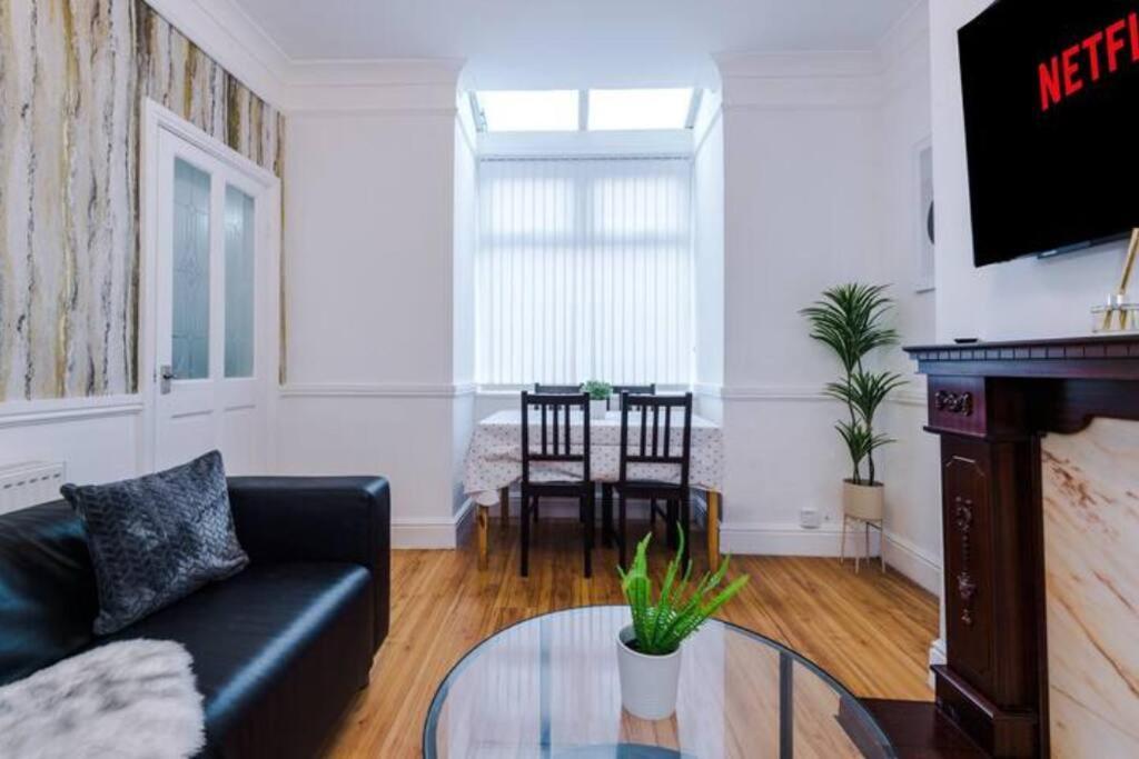 Spacious 4-bed House Holiday home