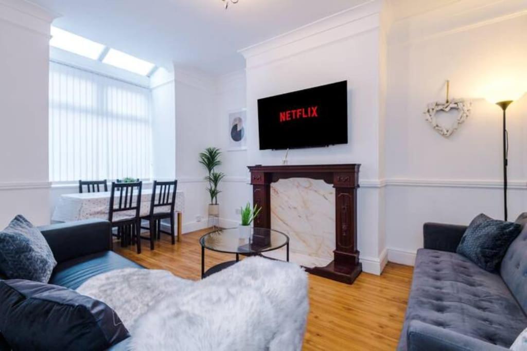 Spacious 4-bed House * Manchester