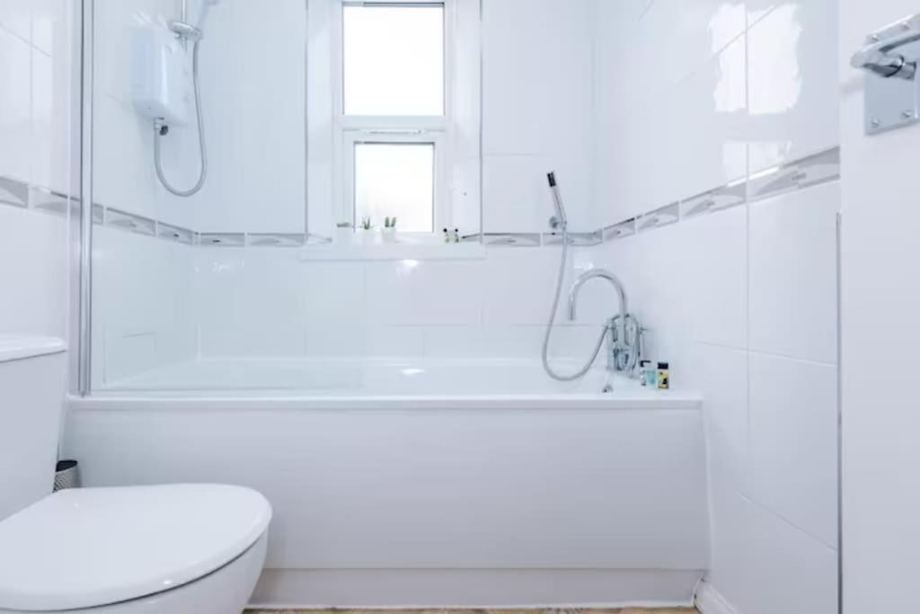 Spacious 4-bed House Holiday home Manchester