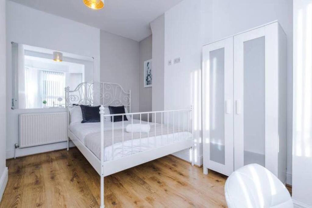 Spacious 4-bed House Manchester