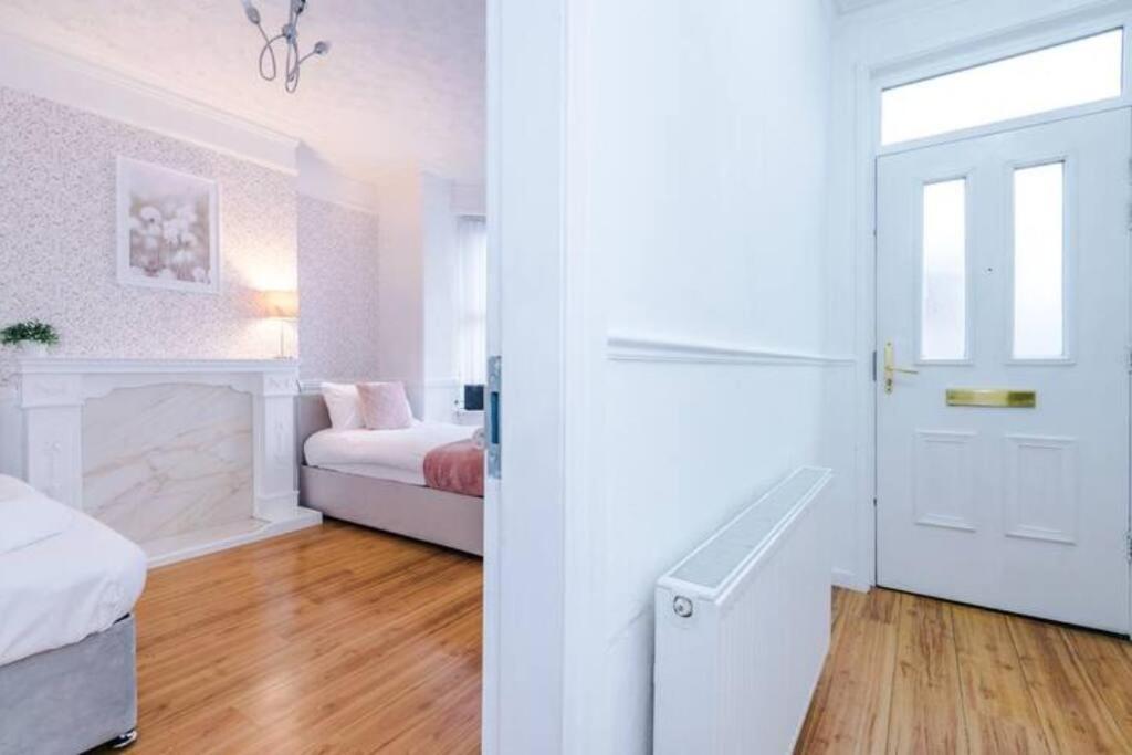 Spacious 4-bed House Holiday home