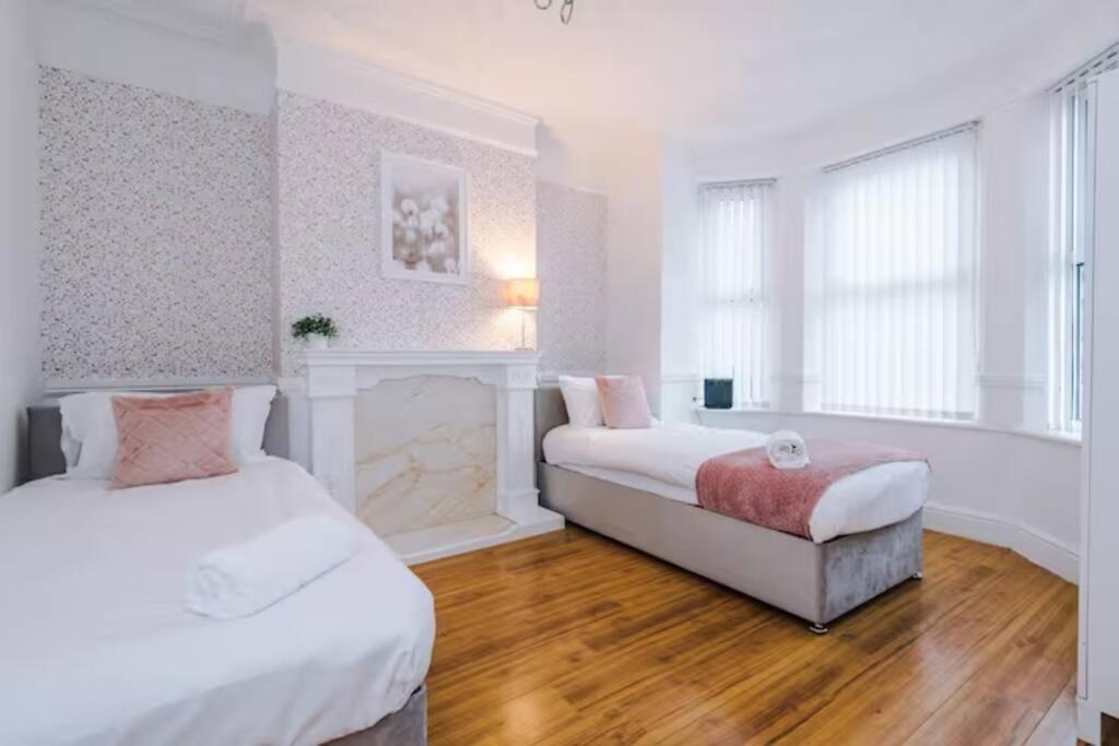 Holiday home Spacious 4-bed House Manchester