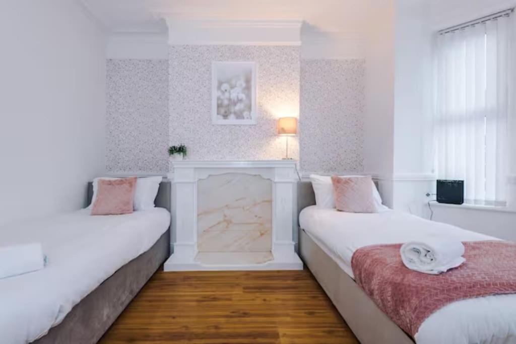 Spacious 4-bed House Holiday home Manchester