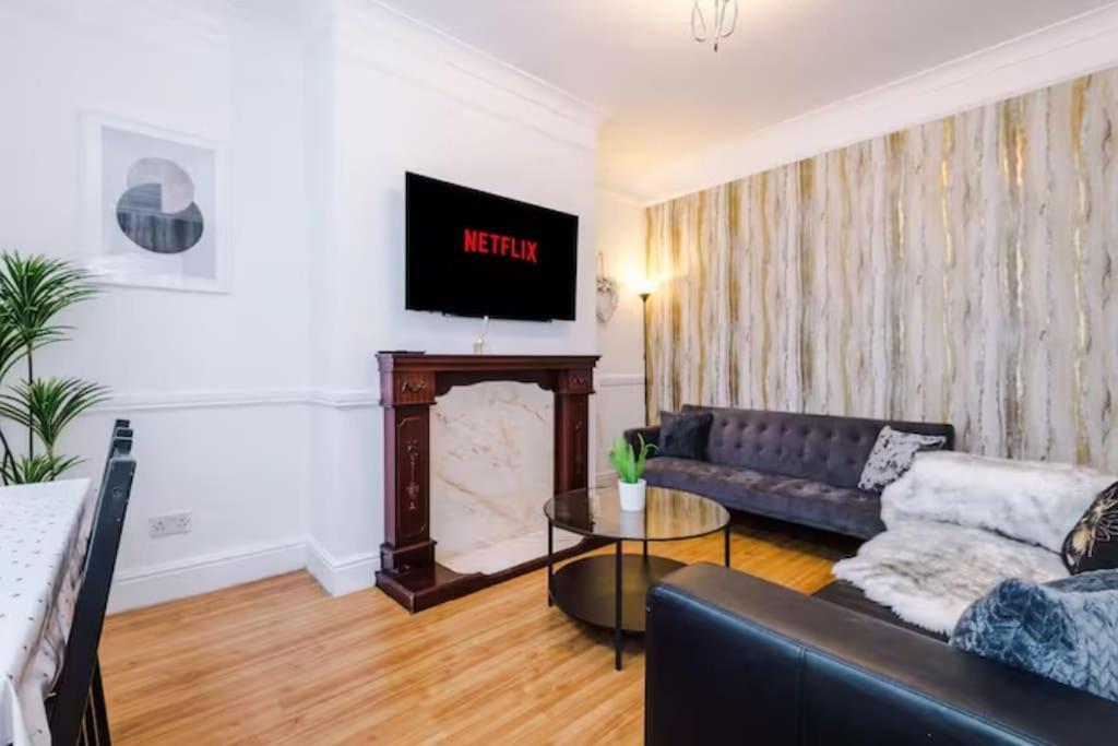 Spacious 4-bed House Manchester