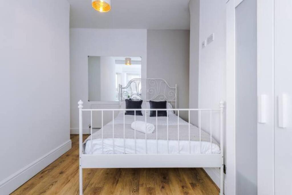 Holiday home Spacious 4-bed House Manchester