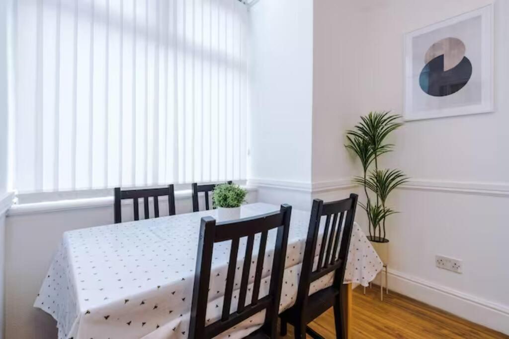 Spacious 4-bed House Manchester